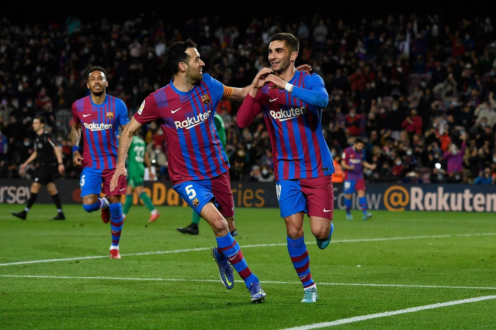 Barca tiến gần ngôi vương La Liga sau trận thắng 4-1 Ferran Torres ghi cú đúp giúp Barca thắng Espanyol